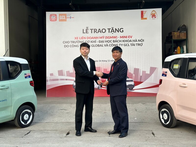 Đại diện hai bên trao - nhận chìa khóa xe của 2 chiếc Mini EV.