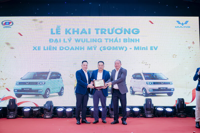 Trao chứng nhận đại lý và cắt băng khai trương Đại lý Wuling Thái Bình