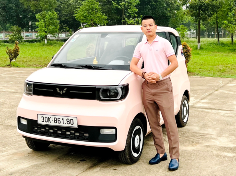 Anh Nguyễn Nhân Hiệp bên cạnh chiếc Wuling Mini EV của mình. Ảnh: NVCC