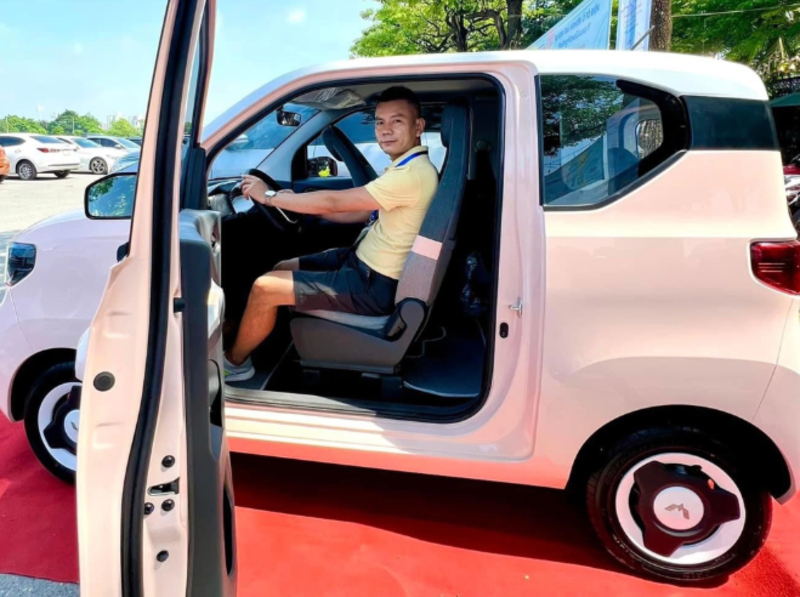 Sau khi lái thử, anh Hiệp quyết định mua chiếc Wuling Mini EV. Ảnh: NVCC