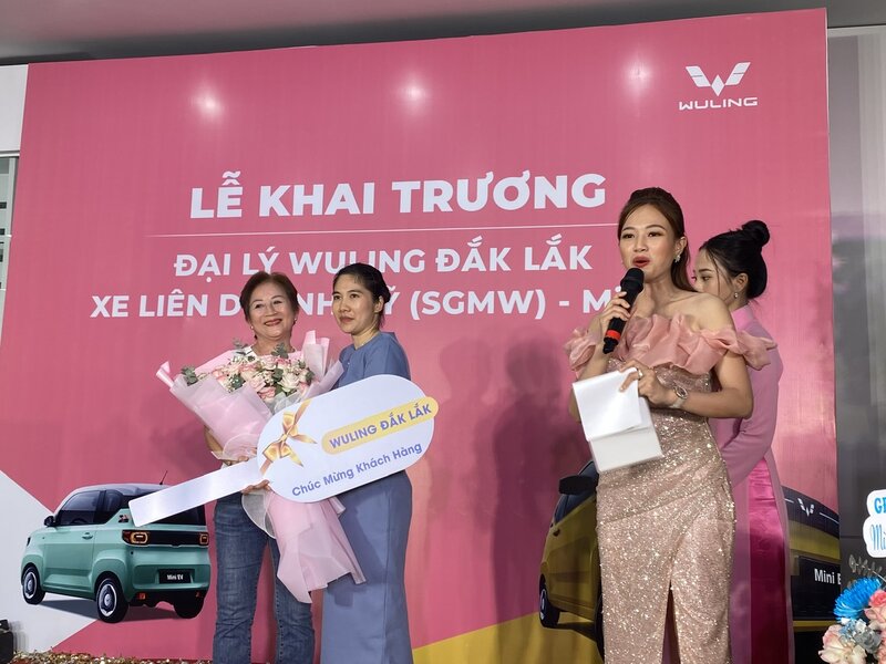 Khách hàng nhận bàn giao xe Wuling Mini EV tại sự kiện khai trương