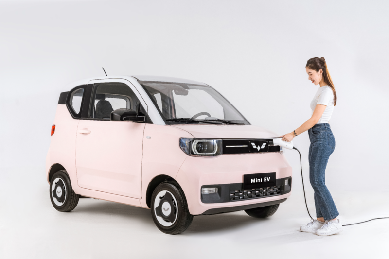 Xe ô tô điện Wuling Mini EV sạc điện tại nhà an toàn và tiện lợi