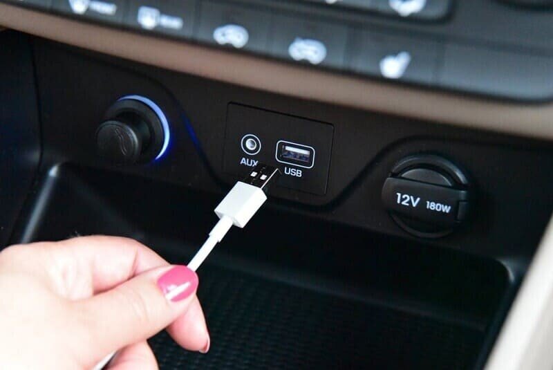 USB giúp người dùng có thể nghe nhạc hoặc sạc điện thoại