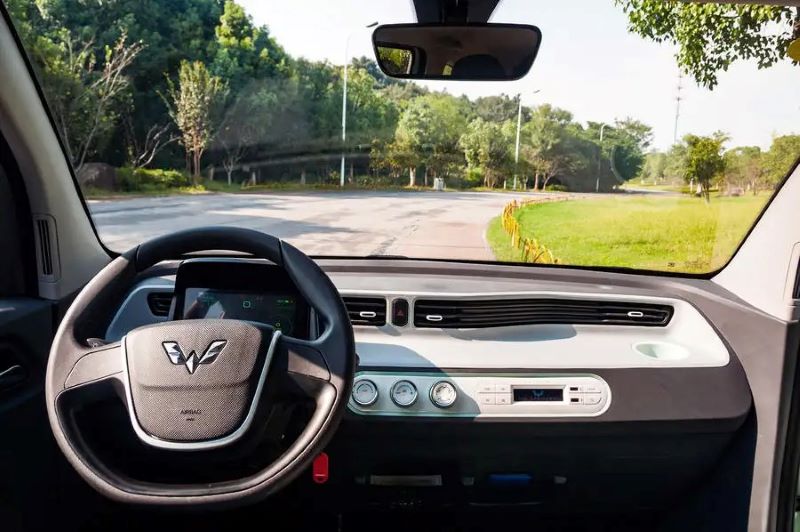 Điểm mù chính giữa cần được nhìn thấy ở gương chiếu hậu trong xe