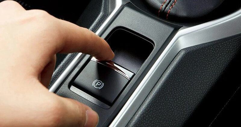 Tính năng auto hold chỉ có thể khiến xe đứng yên khi người lái tự đạp ga