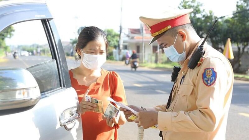 Mức phạt lỗi không mua bảo hiểm bắt buộc xe ô tô từ 400.000 - 600.000 đồng 