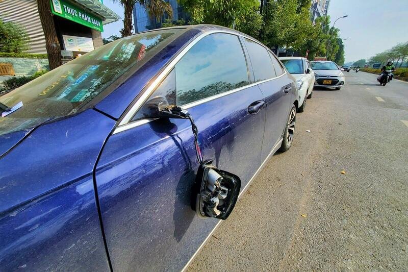 Loss of car mirrors occurs frequently