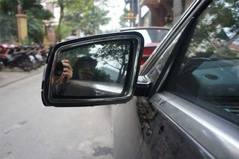 Rearview mirror braces are a way that car owners often use to protect the mirrors