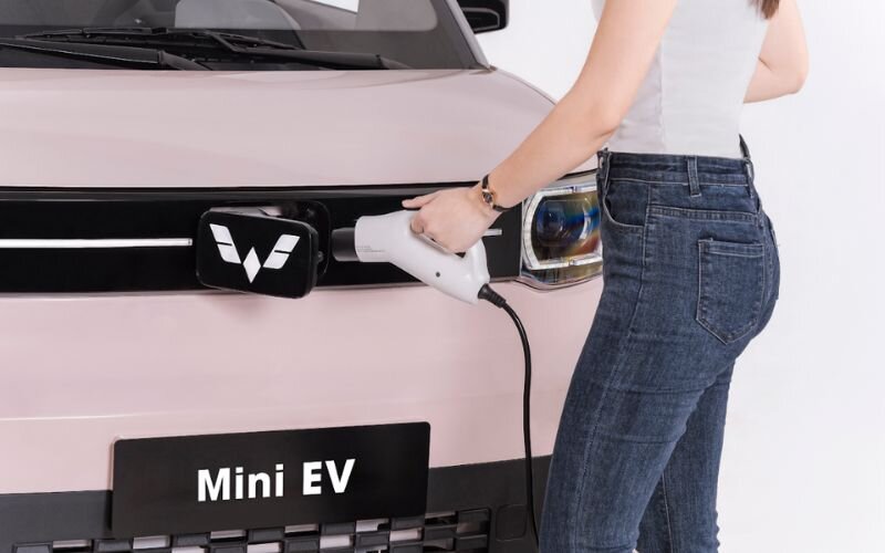 Ổ sạc điện tiện lợi và an toàn của xe ô điện Wuling Mini EV 