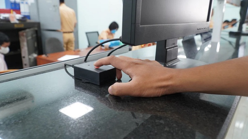 Giữ nút bấm hoặc phím 'Enter' trong khoảng 5-10 giây trước khi bấm biển số xe được đánh giá cao để tạo ra biển số xe đẹp