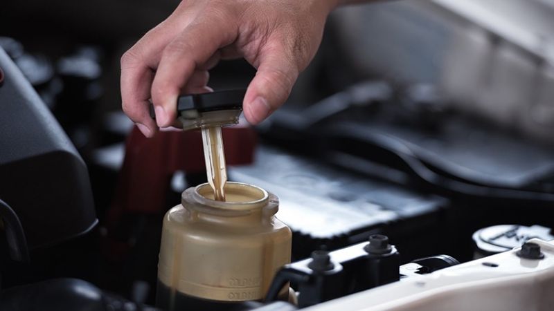 Kiểm tra lượng dầu trợ lực còn lại trong bình