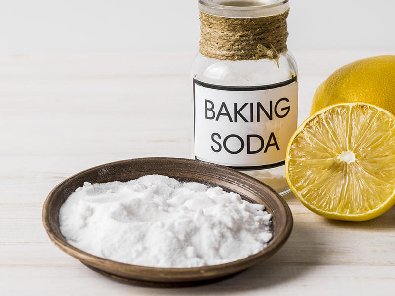 Baking soda cũng là cách làm sạch kính chắn gió trên ô hiệu quả