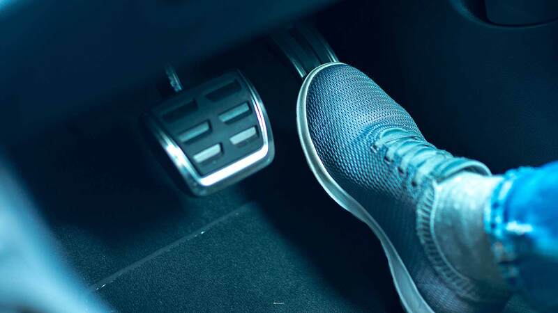 Kết hợp phanh tái sinh và phanh tiêu chuẩn đảm bảo xe di chuyển an toàn