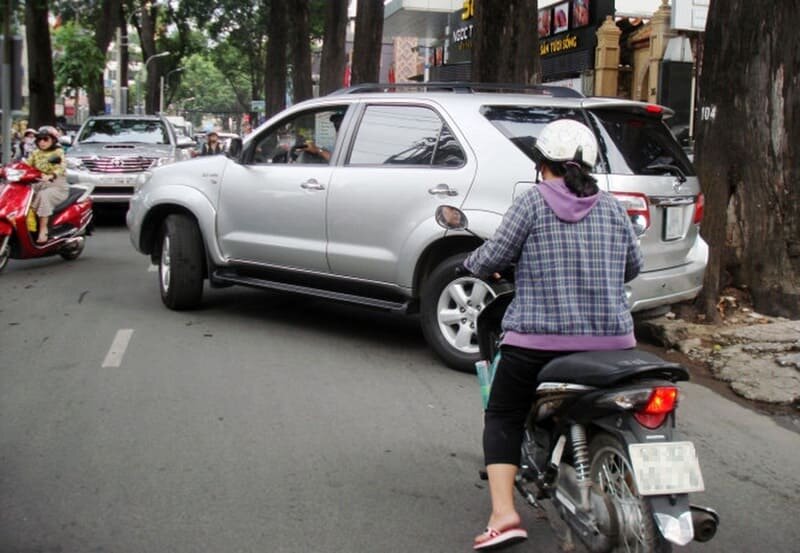 Quan sát xung quanh để tránh va chạm