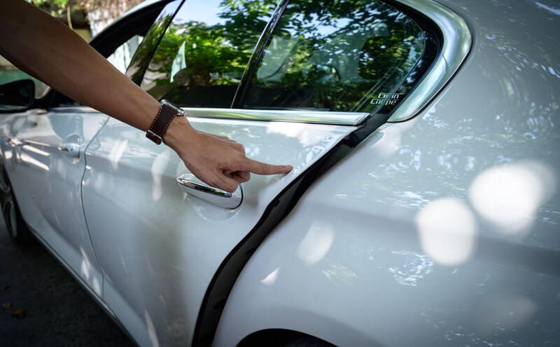 Nguyên lý hoạt động của cửa hít ô tô dựa trên hiệu ứng chân không và nguyên tắc tạo áp suất không khí