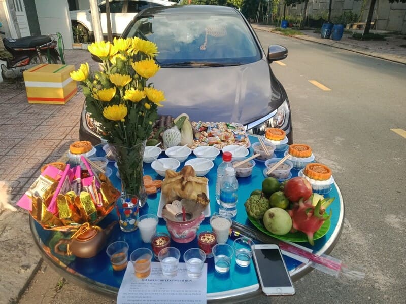 Cúng xe ô tô thể hiện sự mong cầu bình an