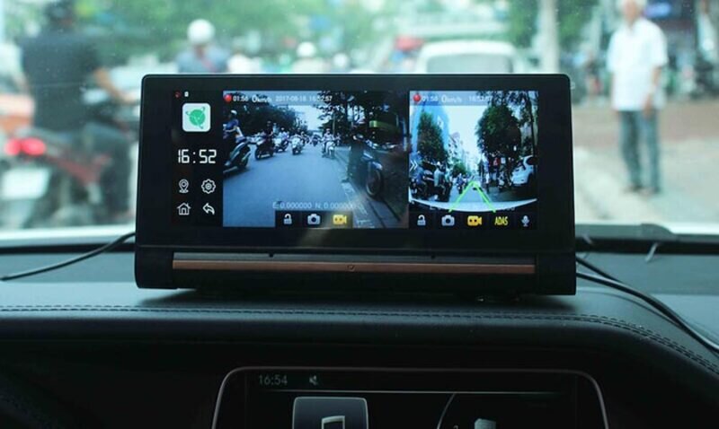 Tích hợp cả camera hành trình và camera lùi giúp người lái dễ dàng quan sát
