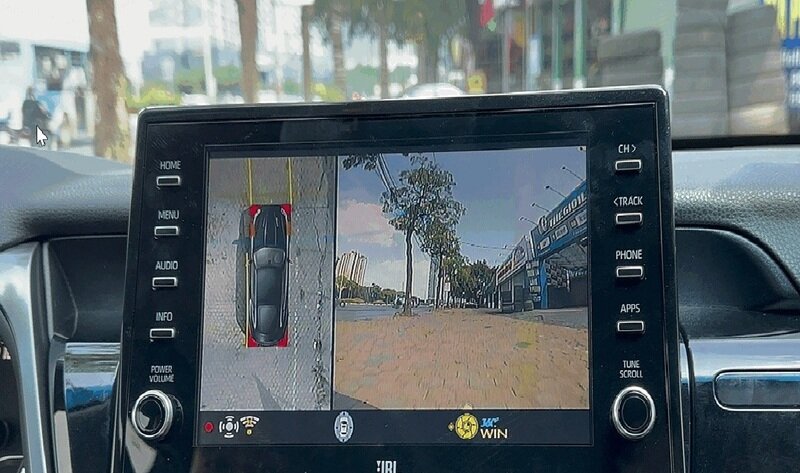 Camera có mức chia vạch giúp người lái di chuyển trên  những con đường nhỏ, hẹp dễ dàng