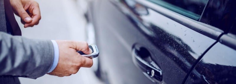 Xoay núm và ấn nhẹ để khởi động xe khi chìa thông smartkey thế hệ đầu hết pin