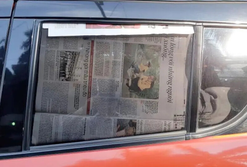 Sử dụng giấy báo để che nắng là một giải pháp đơn giản và tiết kiệm