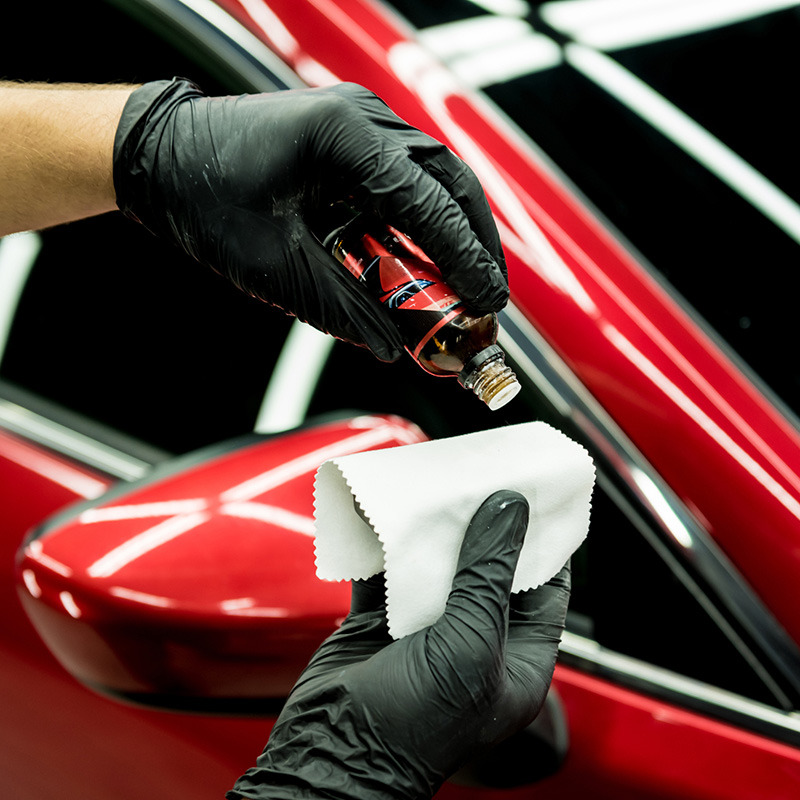 Sử dụng chất tẩy chuyên dụng làm sạch kính chiếu hậu