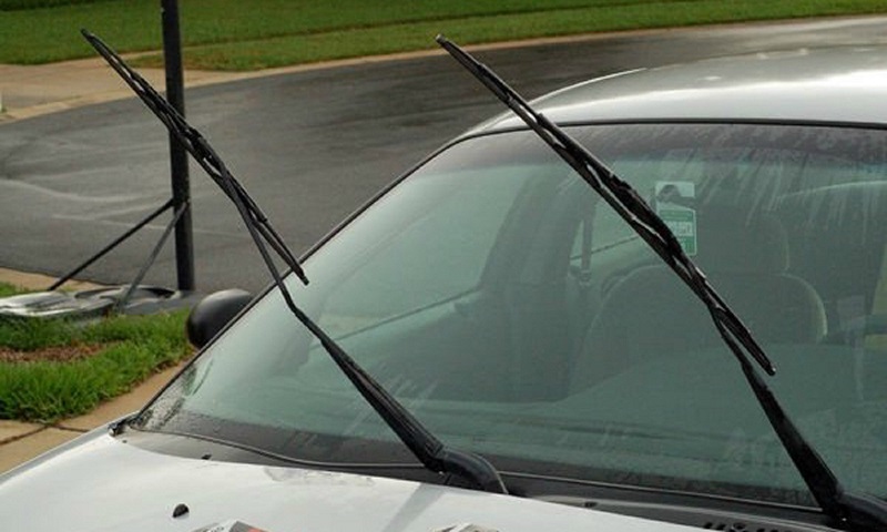 Gạt mưa ô tô bị gỉ