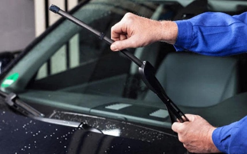 Thay cần gạt kính cho ô tô đúng cách