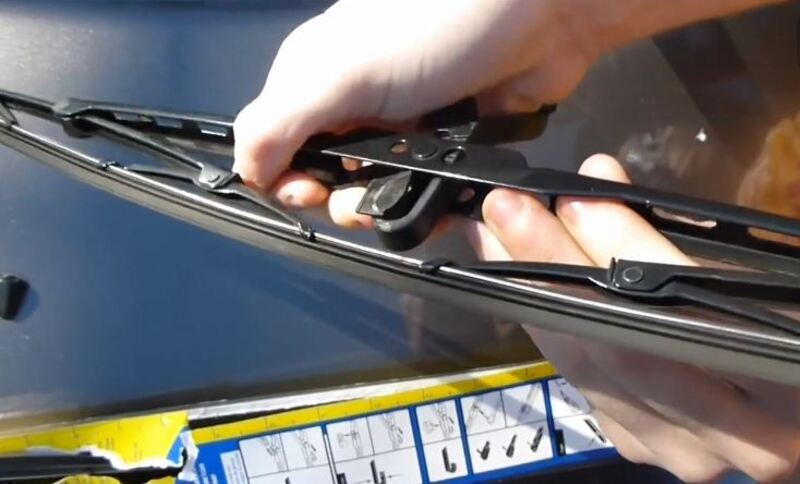 Gạt mưa ô tô giúp làm sạch mặt kính chắn gió của xe