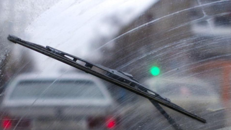 Cần gạt có dấu hiệu bào mòn khi gạt không sạch nước