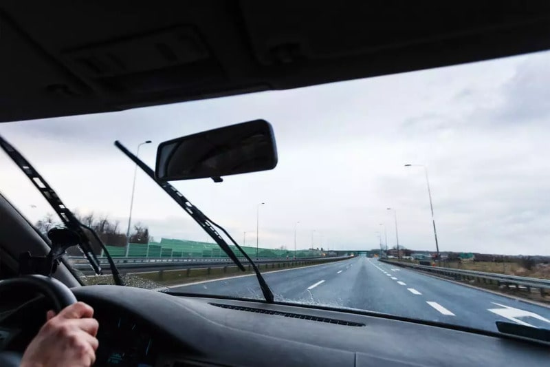 Cần gạt mưa ô tô bị ảnh hưởng bởi điều kiện thời tiết