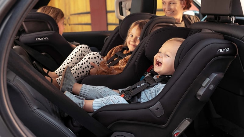 Ghế ngồi an toàn trên xe ô tô quay mặt về phía sau