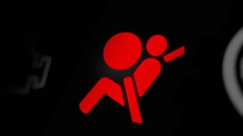 Đèn túi khí vẫn sáng liên tục khi xe chạy