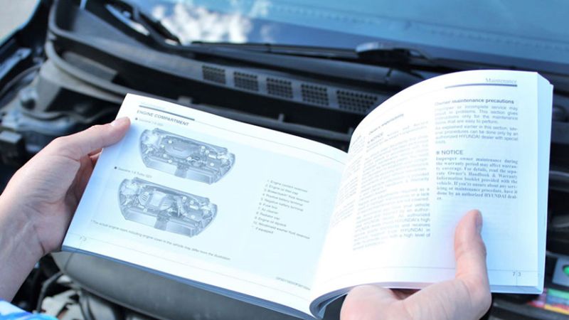 Đọc kỹ sổ tay hướng dẫn sử dụng ô tô