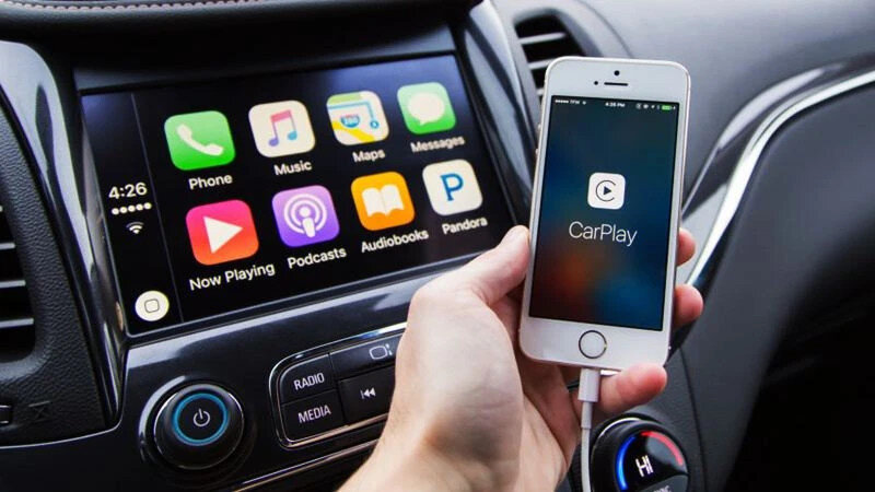 Kết nối điện thoại với màn hình ô tô qua Apple CarPlay tăng cường tính an toàn khi trên đường