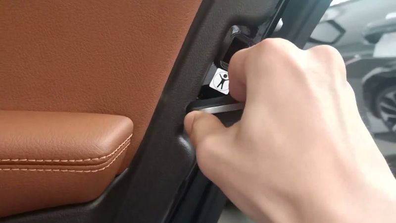 Khi bị lỗi, bạn nên kiểm tra lại công tắc kích hoạt khóa