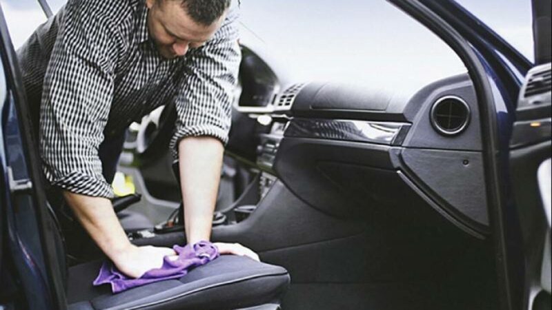 Sử dụng giấm trắng có chứa 5% axit axetic để thực hiện việc khử mùi tốt nhất