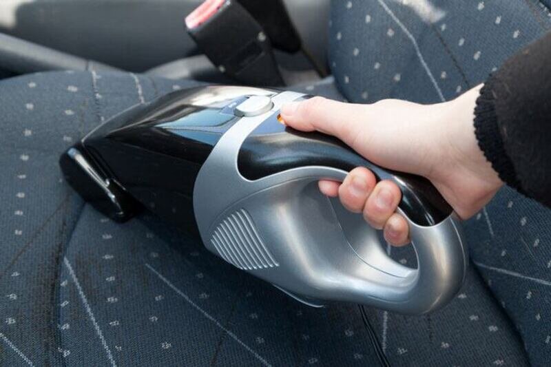 Eliminating odors in the car with a vacuum cleaner helps clean the air and create a fresh driving space 