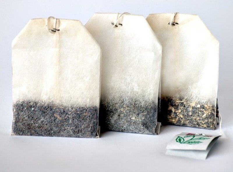 Use tea leaves or tea bags to deodorize the car and bring a fresh space 