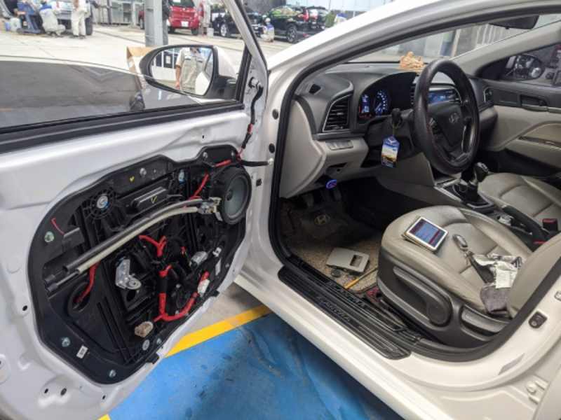 Nguyên nhân khiến khóa bị kẹt là do phần cáp và thanh cầm bị hỏng