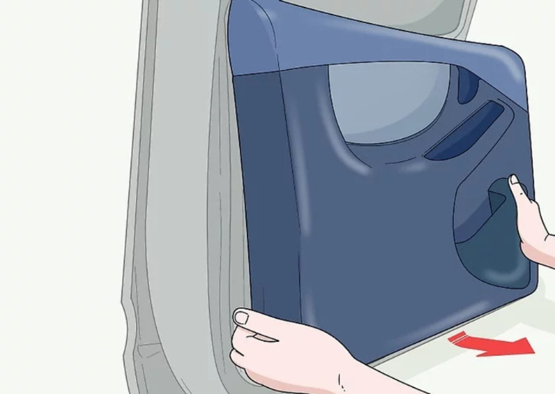 Tháo tay nắm cửa hoặc tấm cửa để thấy ổ khóa