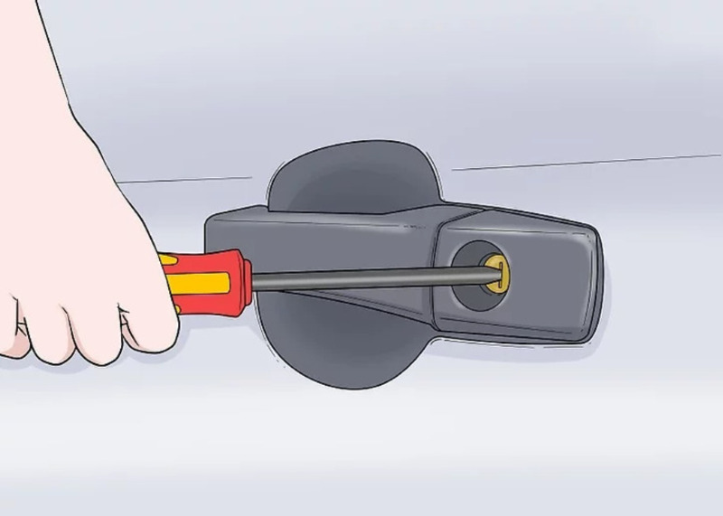 Đưa đầu dẹt của tua vít vào lỗ khóa để mở ra