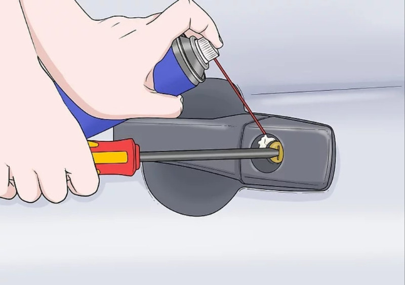 Xịt chất bôi trơn vào lỗ khóa