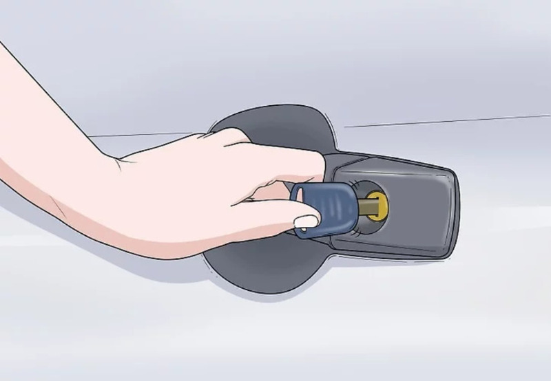 Cắm chìa khóa vào và lắc nhẹ để mở khóa cửa