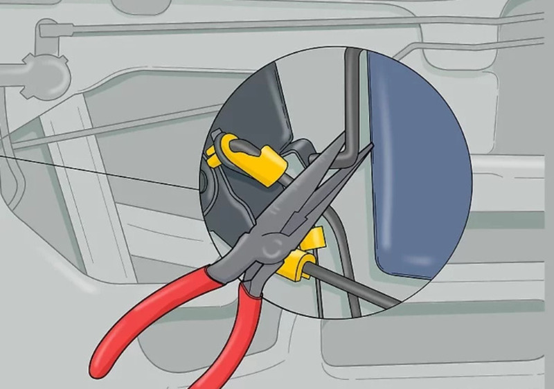 Sử dụng kìm gắn vào tấm kim loại của cơ cấu khóa