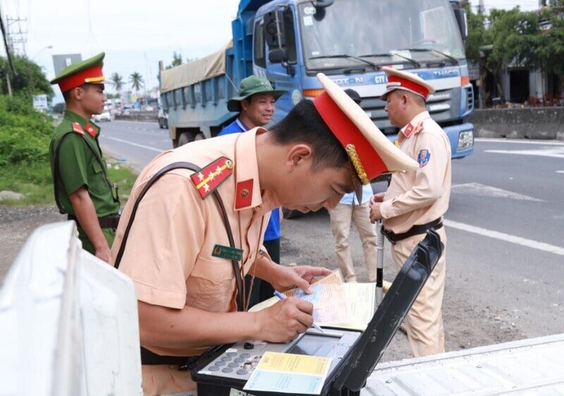 Mức phạt khi không tuân thủ các quy định khi giao thông trên làn dừng khẩn cấp là gì