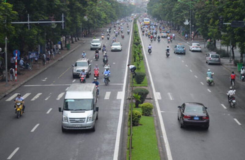 Tránh chuyển làn ở gần điểm rẽ để giảm nguy cơ va chạm và duy trì an toàn trên đường cao tốc