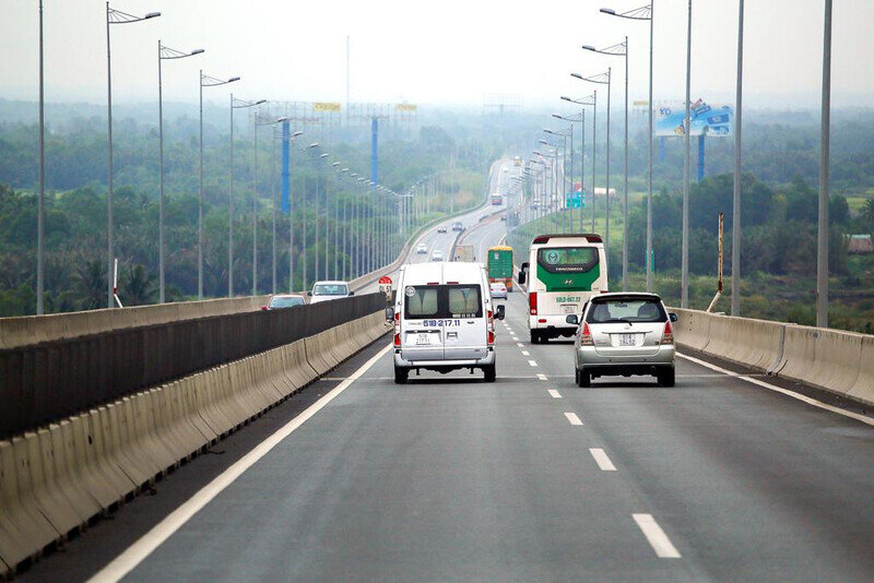 Cần đảm bảo sự chú ý và tôn trọng khi vượt xe cùng làn đối với các phương tiện khác trên đường