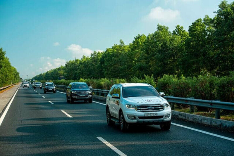 Lựa chọn đúng làn đường khi lái xe trên đường cao tốc tăng cường an toàn và hiệu suất giao thông