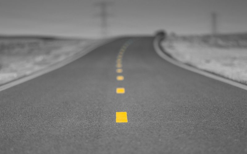 Hãy chú ý đi theo vạch kẻ đường để tránh va chạm khi lái xe ô tô trời mưa