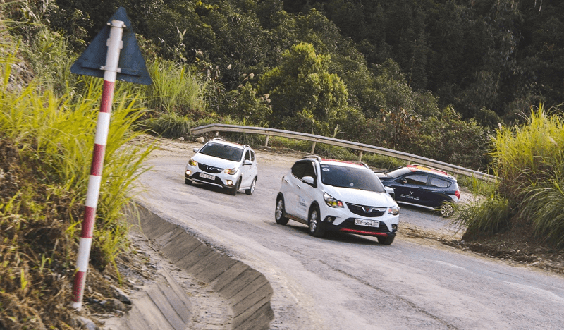 Quan sát địa hình và sử dụng tốc độ phù hợp khi lên dốc, xuống dốc trên đường đèo